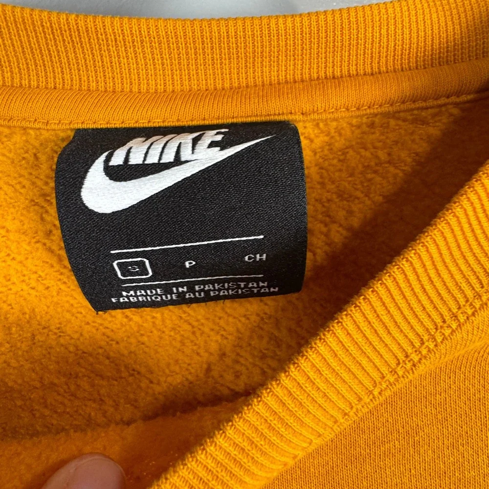Nike Sportswear Club Fleece Crewneck Sweatshirt Mustard Yellow Mens S Logo Cozy